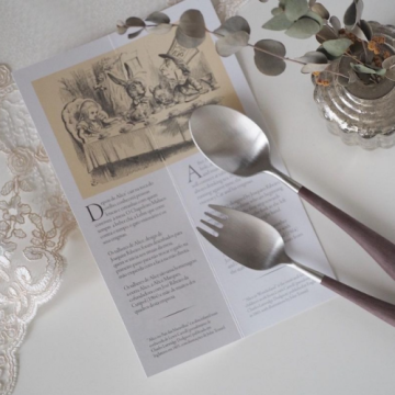 Make the little ones' meals last forever with the magic of these cutlery.
