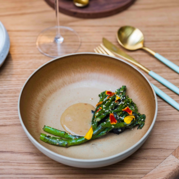 Vegetarian vibes and Goa turquoise gold delights! This dish is a symphony of flavors – grilled brassica, homemade garum, and black sesame pesto. Dive into a palette of taste with every bite!