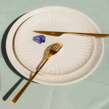Summer, sun, and Icon Gold fun! This Tuesday, let the vibrant colours and stylish design create a table setting that sparkles with joy. Don't miss out on the golden opportunity to elevate your afternoon. Shop now and make your Tuesday shine!