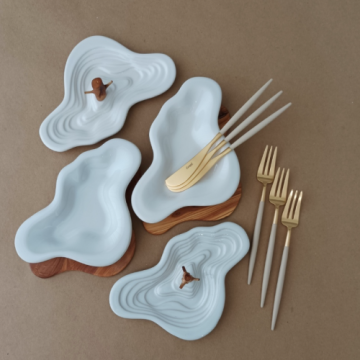Turning Monday into a slice of golden perfection! Let our Goa Ivory Gold butter knives and cake fork elevate your dessert game. Because who says summer holidays can't be a bit fancy?