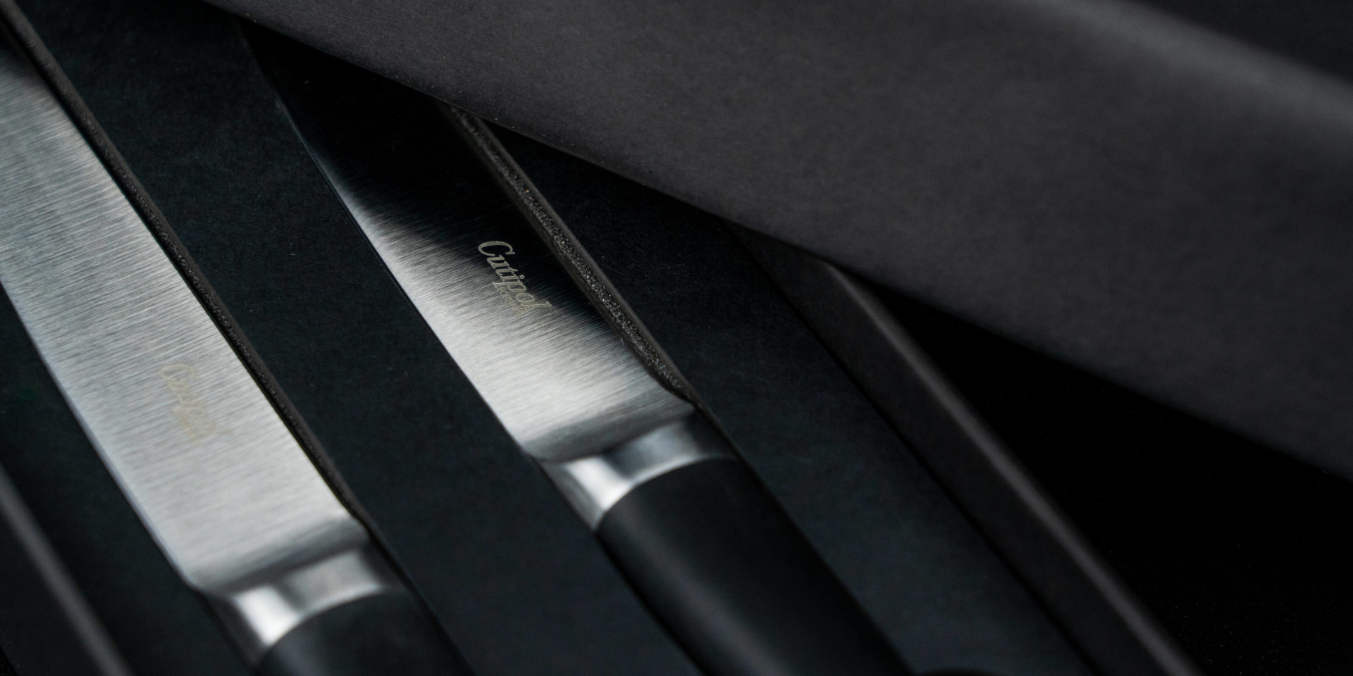 Cutipol RIB Gold steak knife logo detail