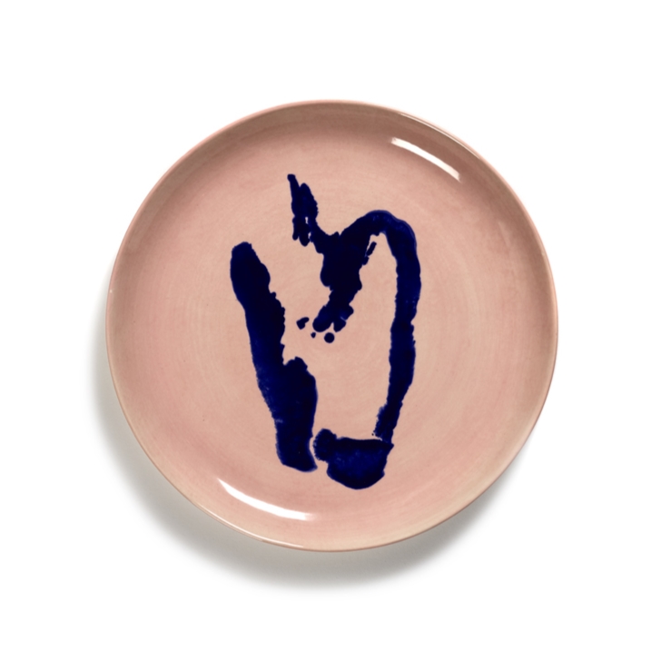 SERAX Feast - Pink plate with blue pepper M #1