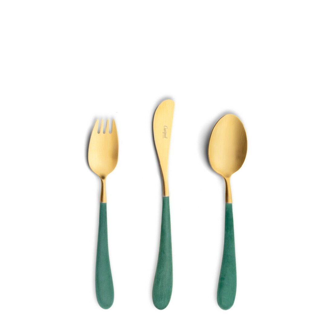 Talheres Cutipol Alice Forest Green para criança com garfo de mesa, faca de mesa e colher de mesa com cabo forest green e acabamento dourado escovado.