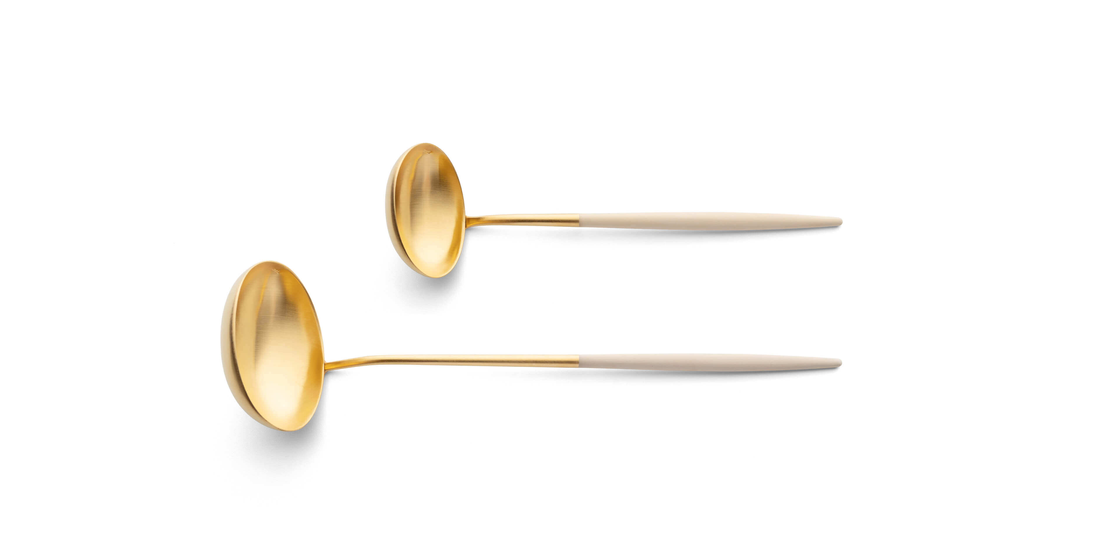 Concha terrina e colher de molho Cutipol Goa Ivory dourado