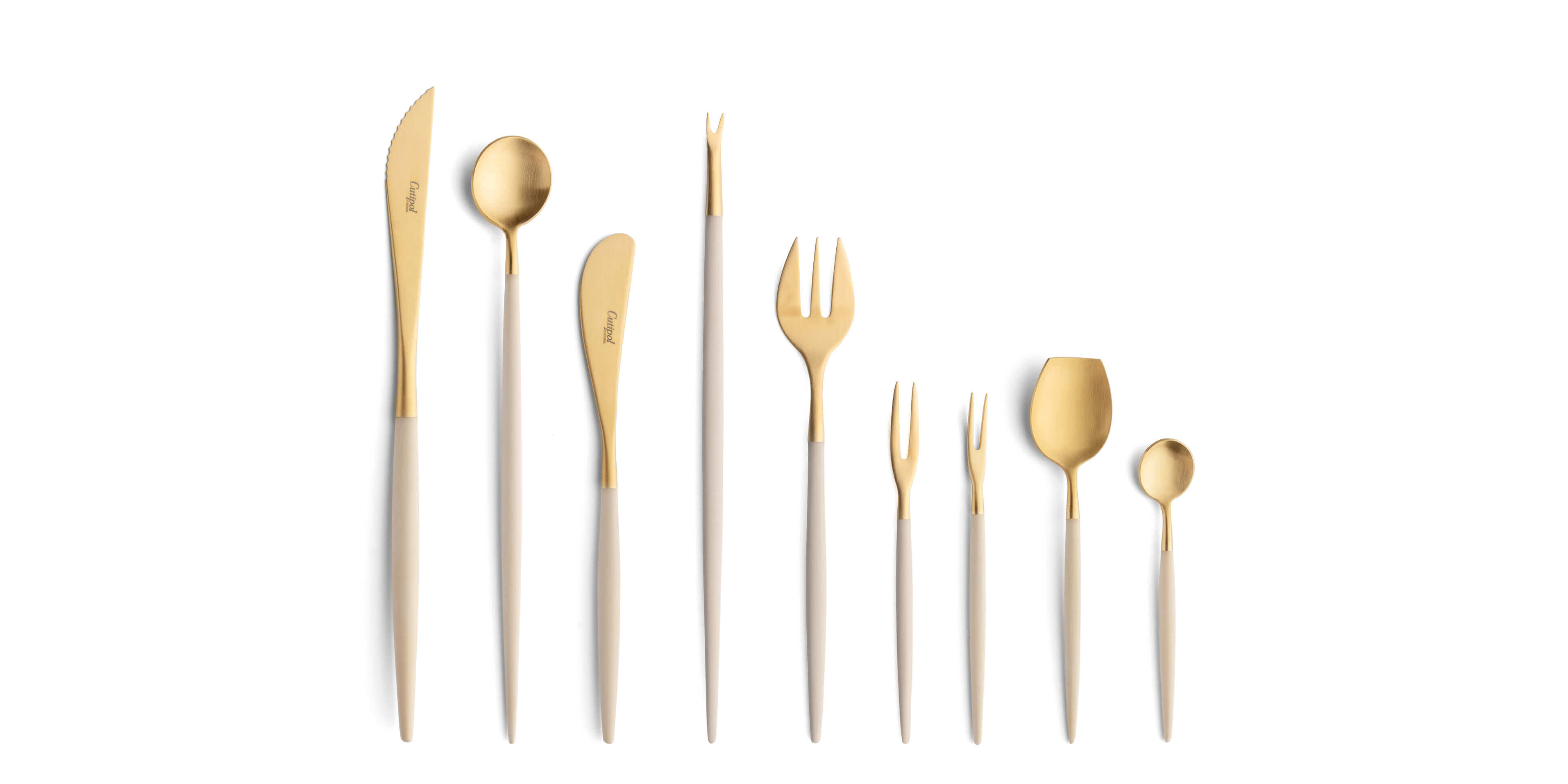Talheres Cutipol Goa Ivory dourado com faca de bife, colher de refresco, faca de manteiga, garfo de marisco, garfo de ostra, garfo de aperitivo, colher de açúcar e colher de café.