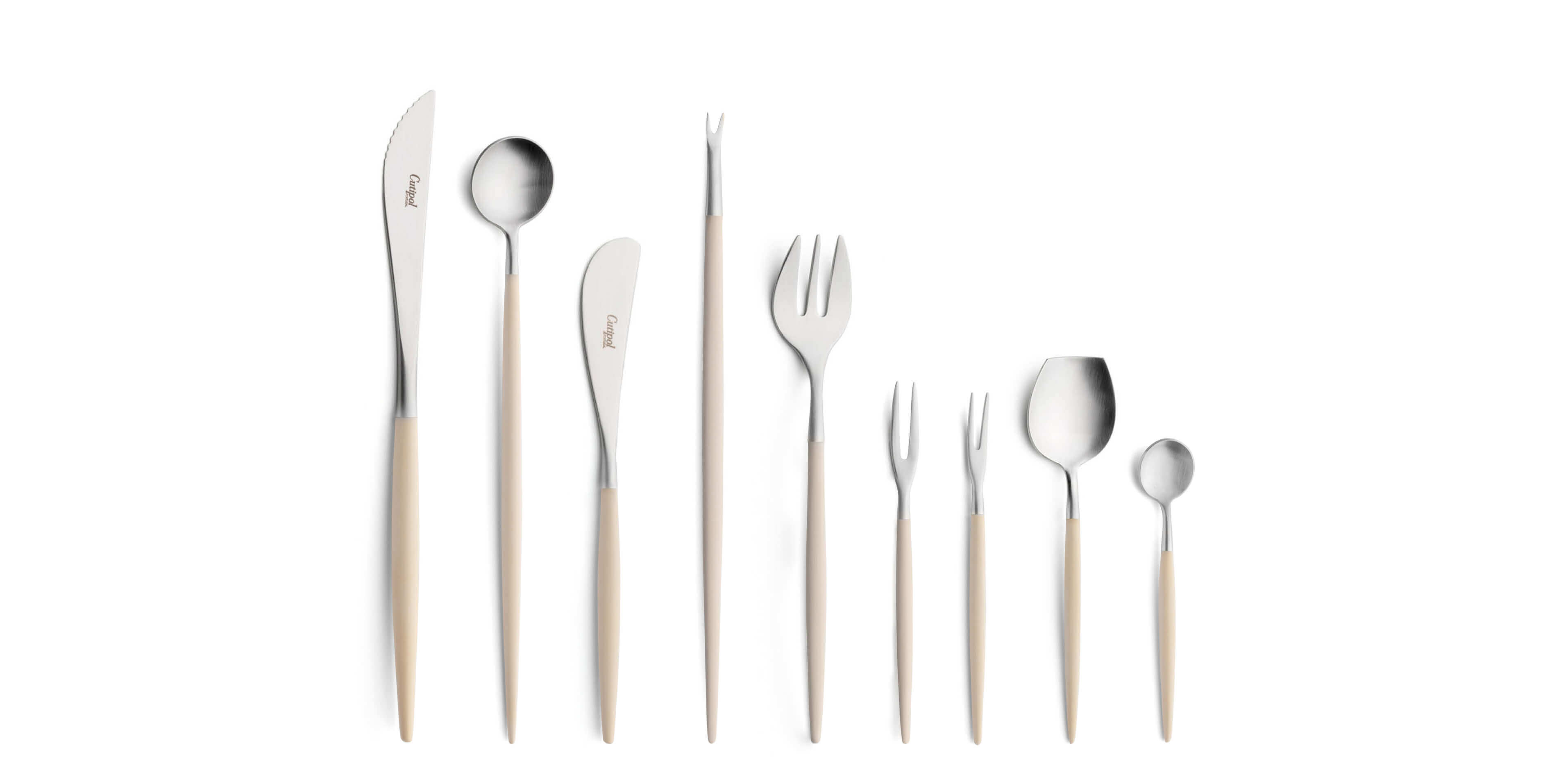 Talheres Cutipol Goa Ivory com faca de bife, colher de refresco, faca de manteiga, garfo de marisco, garfo de ostra, garfo de aperitivo, colher de açúcar e colher de café.